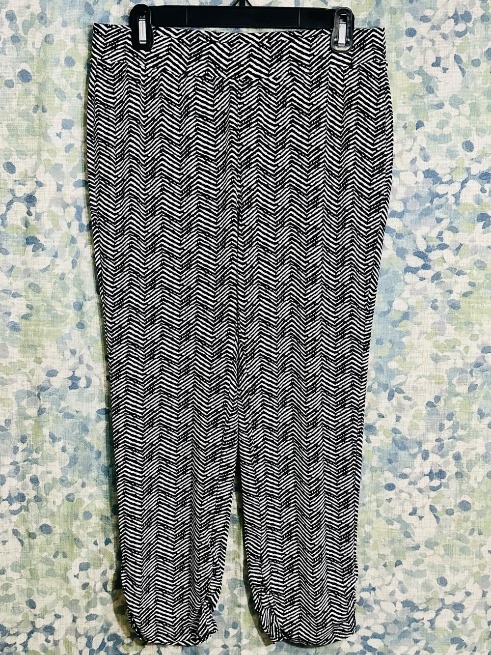 Chico’s Travelers Chevron Print Cropped Pants Black White Size 0 (Medium)